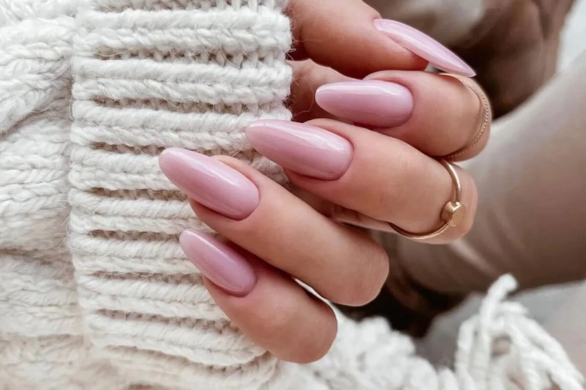 Универсальный выбор: 5 волшебных идей маникюра в нежно-розовом цвете