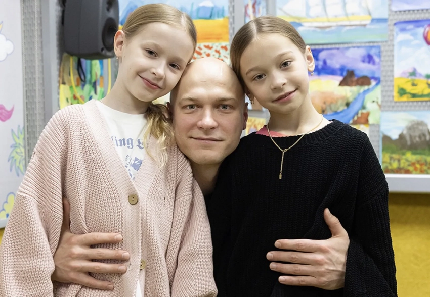 Юра Борисов пришёл с дочками на радио и рассказал о своём успехе, номинации на "Оскар" и знакомстве с Анджелиной Джоли