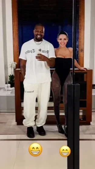 "Брось шубу и повернись". Канье Уэст срежиссировал стриптиз Бьянки Цензори на "Грэмми"