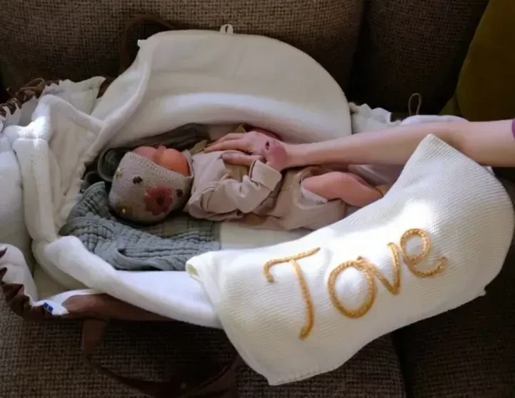 "В режиме мамы". Лили Коллинз показала новое фото с дочерью на фоне критики из-за суррогатного материнства