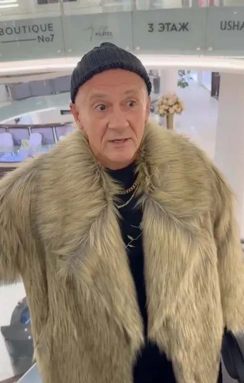 Шубы, цепи, Balenciaga и концептуальный стритвир: Олег Меньшиков показал свои модные образы