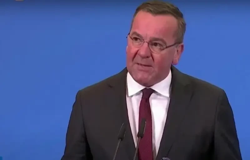 Вопреки «общеевропейской» позиции, глава Минобороны ФРГ считает положительным звонок Трампа российскому президенту