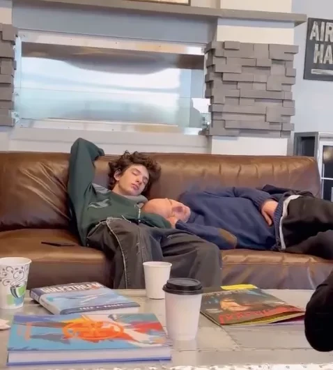 В сети появилось видео со съёмок "Аноры" со спящими Юрой Борисовым и Марком Эйдельштейном