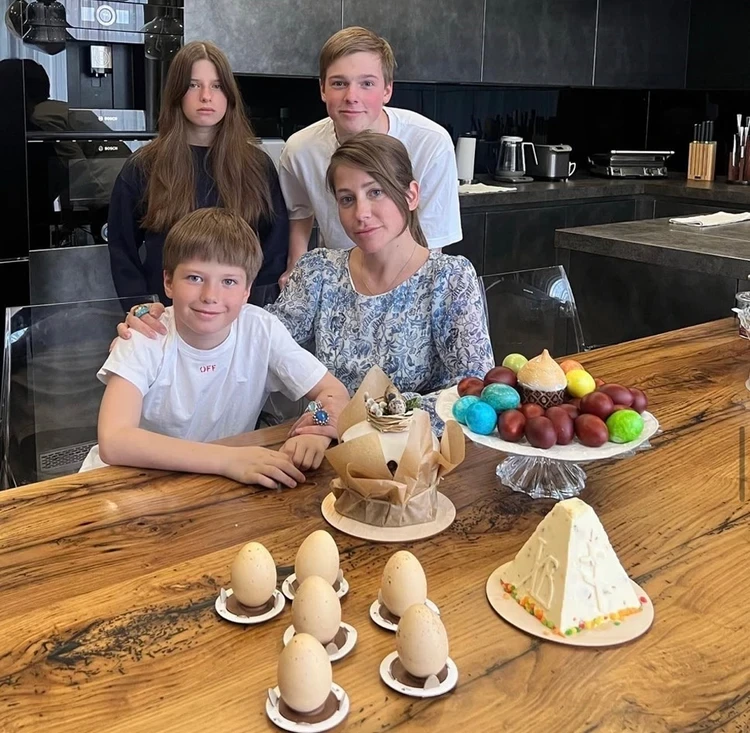 Супермамы, которые воспитывают наследников в одиночку: «Барановская поставила на ноги троих без мужа, а Климовой с четырьмя детьми помогали бабушки