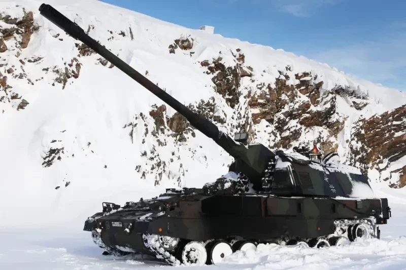 В сети появилось видео детонации немецкой самоходной артустановки PzH 2000 в зоне СВО