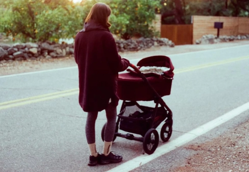 Лили Коллинз опубликовала фото с новорождённой дочерью после критики за то, что воспользовалась услугами суррогатной матери