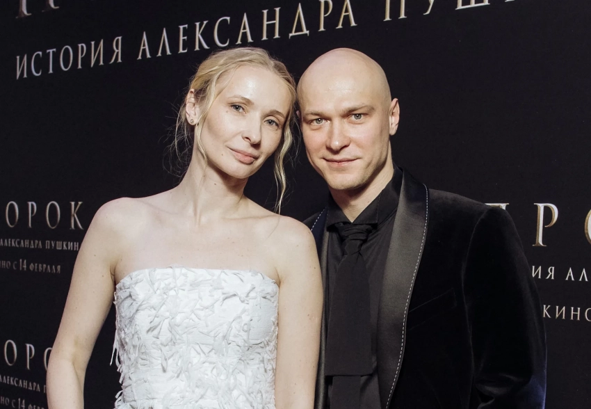 Юра Борисов с супругой, Аня Чиповская, Ксения Собчак, Кристина Асмус и Александр Петров на премьере фильма "Пророк. История Александра Пушкина"