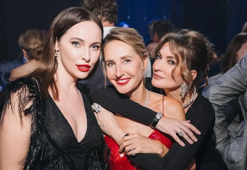 Оксана Бондаренко опубликовала новые фото с дня рождения Марины Рудневой. Среди гостей — Снежанна Георгиева и Сати Спивакова