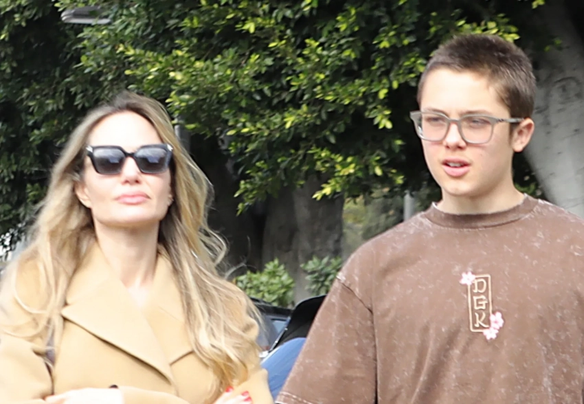 Анджелину Джоли засняли с сыном Ноксом, которого называют "копией" Брэда Питта