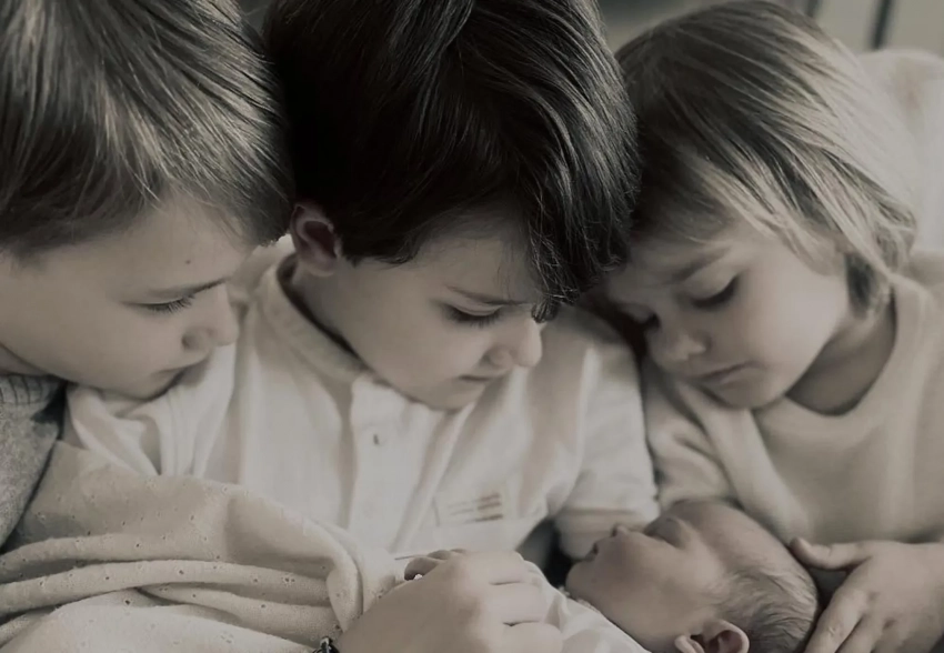 Принц Швеции Карл Филипп и принцесса София, которые стали родителями в четвёртый раз, опубликовали новые фото новорождённой