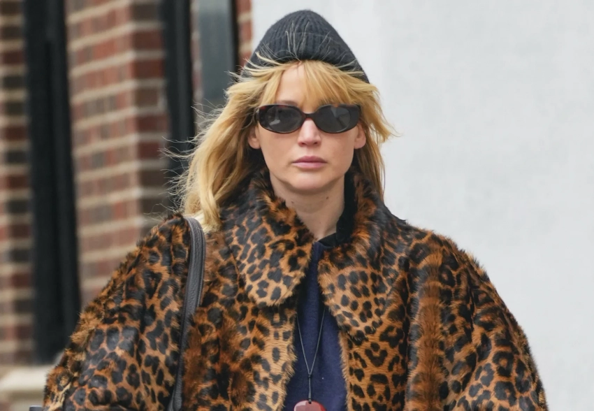 Беременная Дженнифер Лоуренс гуляет по Нью-Йорку в леопардовом пальто из шерсти пони
