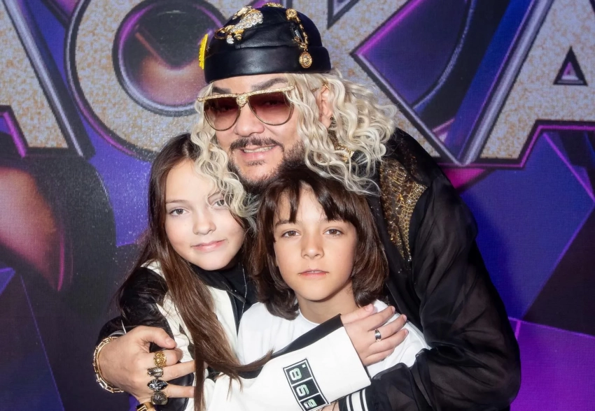 Дети Филиппа Киркорова вернулись в дубайскую школу, в которой их травили из-за репутации отца