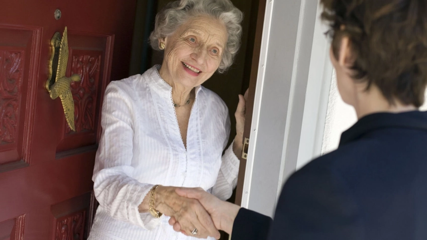 Правда ли нельзя здороваться через порог и передавать вещи