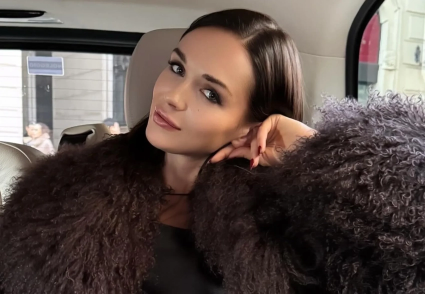 Софья Синицына показала фигуру, надев футболку четырёхлетней дочери