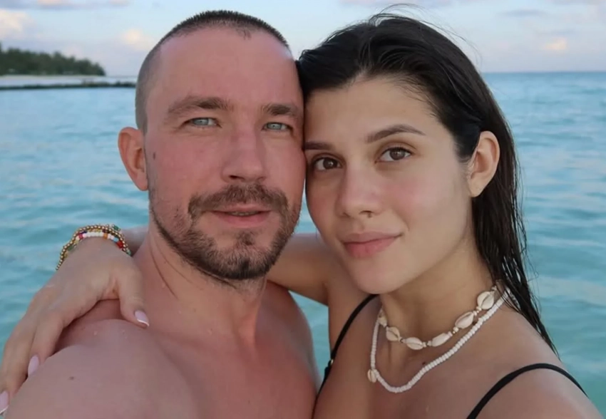 Александр Петров показал, как они с беременной женой провели отпуск