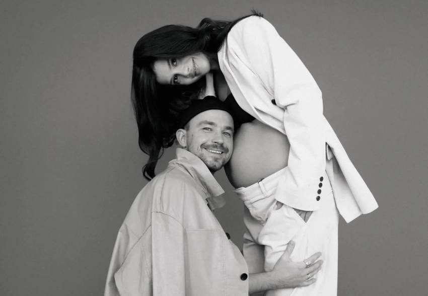 Александр Петров и его беременная жена снялись в фотосессии в преддверии рождения ребёнка