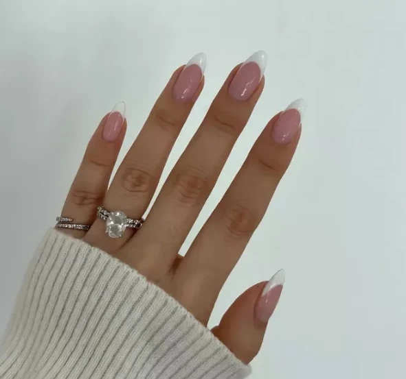 Чуть заметный блеск: 10 идей маникюра в стиле «baby chrome»