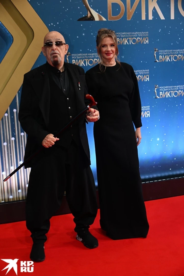 77-летний Михаил Шуфутинский сообщил о свадьбе с молодой подругой