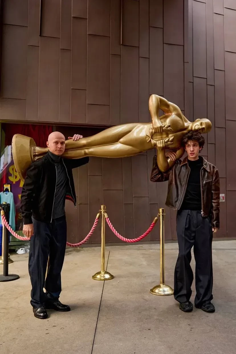 Селфи на красной дорожке, танцы на афтепати и внимание всего мира: как Юра Борисов и Марк Эйдельштейн провели время на "Оскаре"