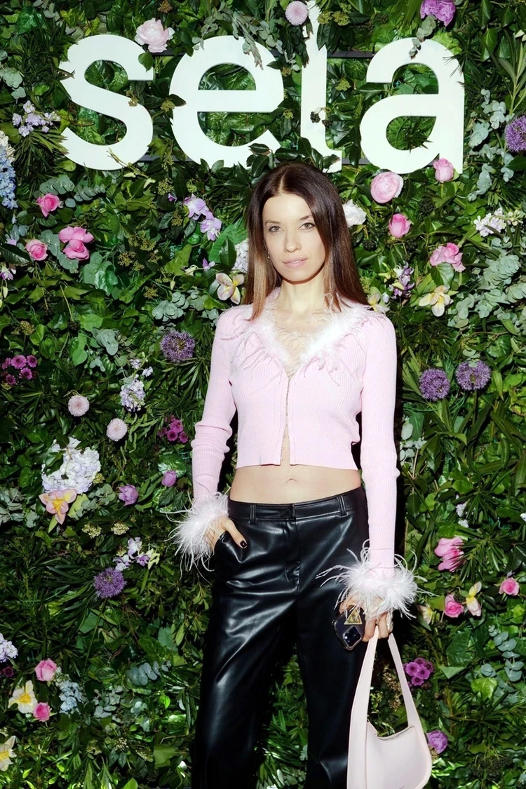 Звезды в розовом: Бондарчук — в твидовом жакете в оттенке Barbie, Брухунова — в яркой шубе