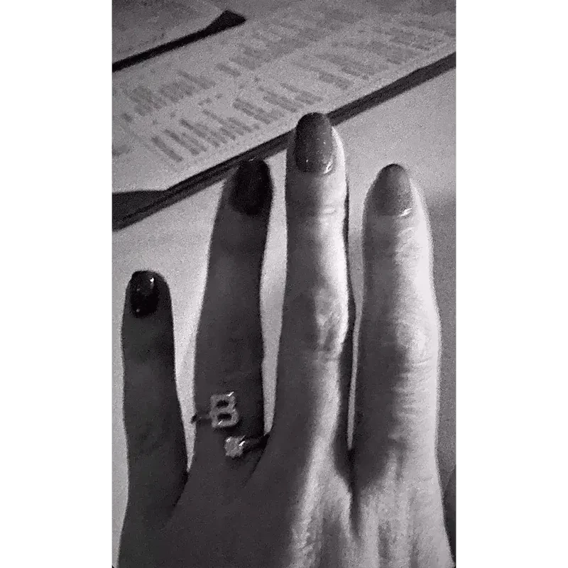 Селена Гомес продала бриллиантовое кольцо, подаренное её женихом Бенни Бланко, за 12 долларов