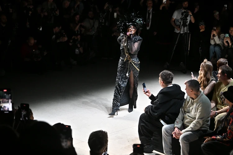 Мех, пайетки и Лолита в перьях: на Московской неделе моды прошел показ Игоря Гуляева