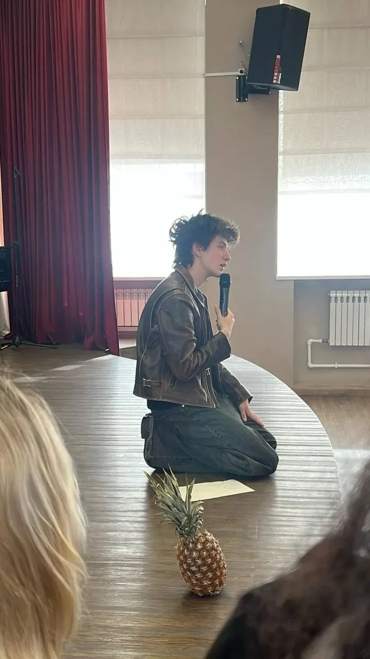 Марк Эйдельштейн посетил свою бывшую школу и встретился с учениками