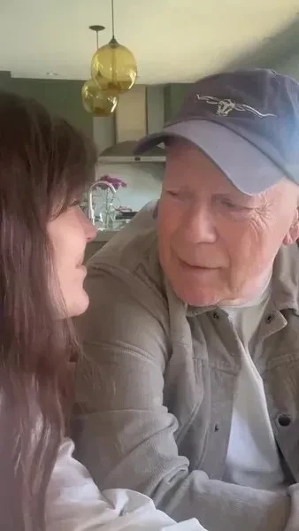 Дочери Брюса Уиллиса опубликовали архивные кадры с отцом в честь его юбилея