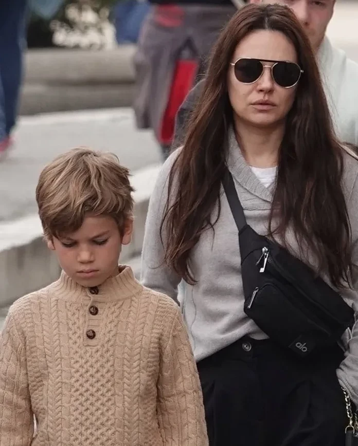 Милу Кунис и Эштона Кутчера впервые за долгое время засняли с детьми