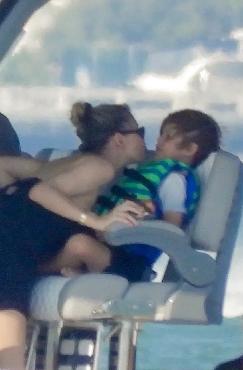 Энрике Иглесиас и Анна Курникова отдыхают на яхте с детьми в Майами