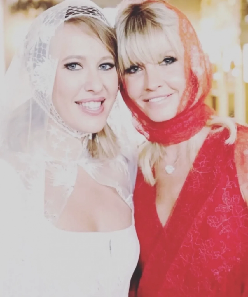 Ксения Собчак показала фото с венчания с Константином Богомоловым