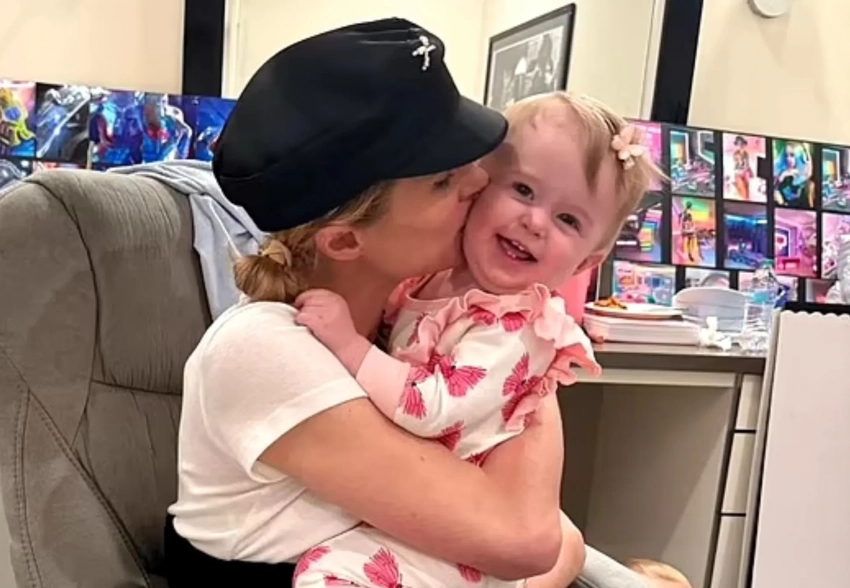 "Некоторые люди просто отвратительные". Пэрис Хилтон ответила на критику того, что она "плохо знакома" со своей дочерью Лондон