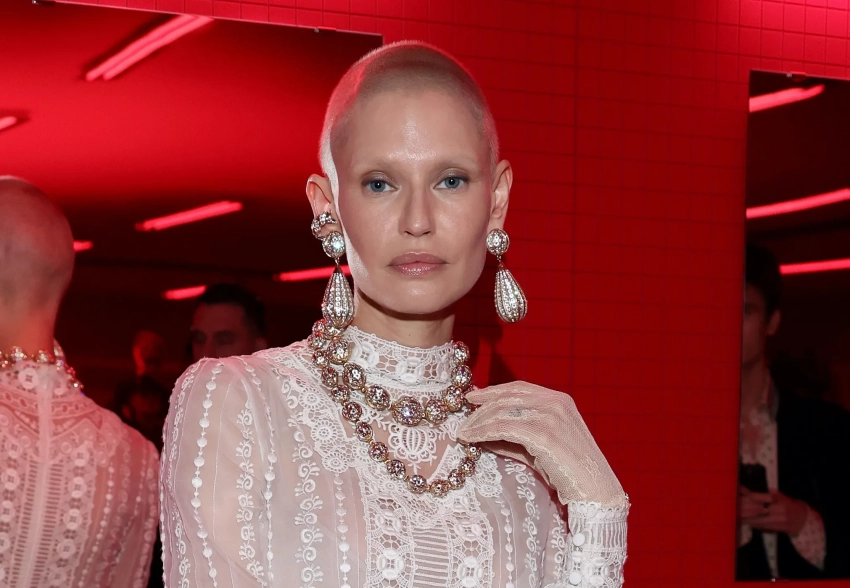 Неделя моды в Париже: Бьянка Балти, Джорджина Родригес и Ксения Шипилова среди гостей, сын Наоми Уоттс — на подиуме на показе Valentino