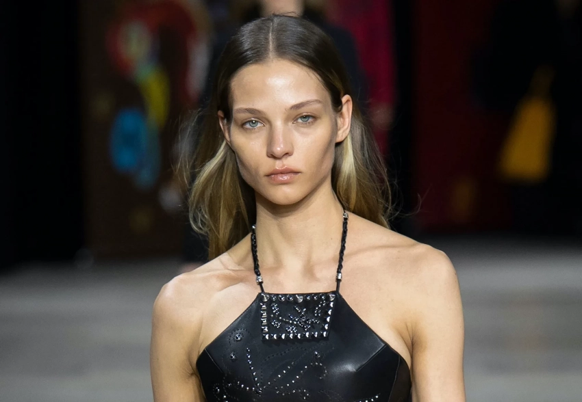 Алеся Кафельникова вышла на подиум на Неделе моды в Париже