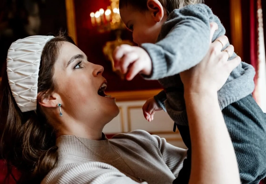 Принцесса Евгения опубликовала редкое фото с сыновьями в честь своего дня рождения