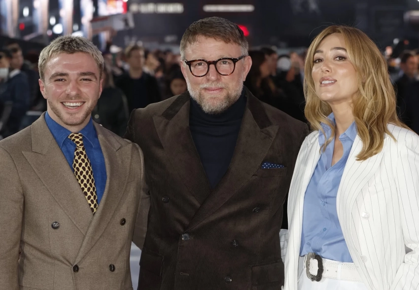 Гай Ричи вышел в свет с женой и сыном Рокко от Мадонны