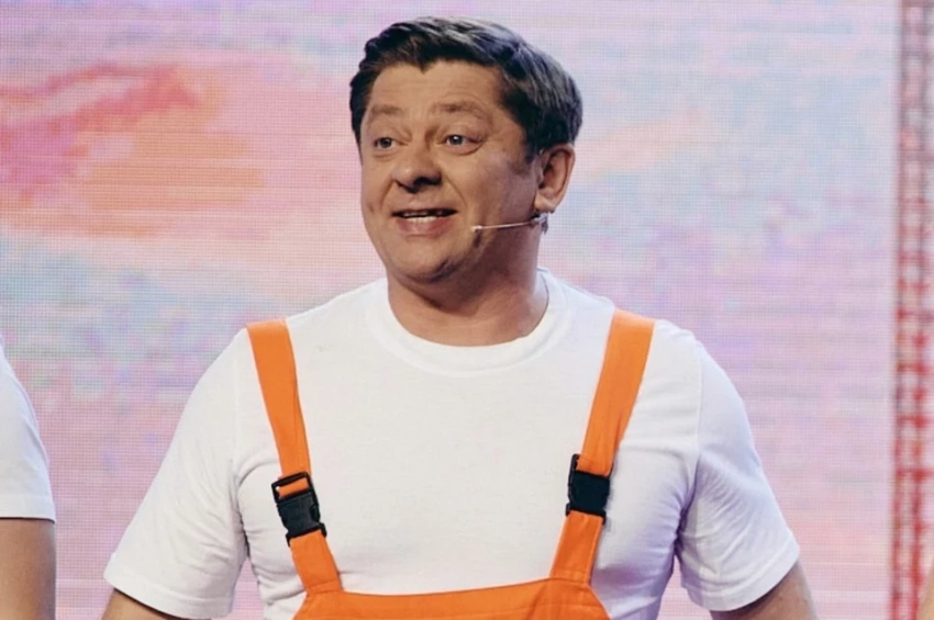 Роман с актрисой и развод спустя 22 года брака: неожиданные факты о звезде «Уральских пельменей» Дмитрии Брекоткине