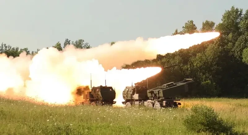 «Необходимо поточное производство»: США поручили разработку дешёвых боеприпасов для РСЗО HIMARS