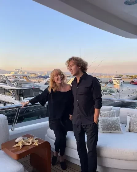 "Будьте всегда такой же крутой девчонкой". Кирилл Серебренников опубликовал фото с Аллой Пугачёвой в честь её 76-летия