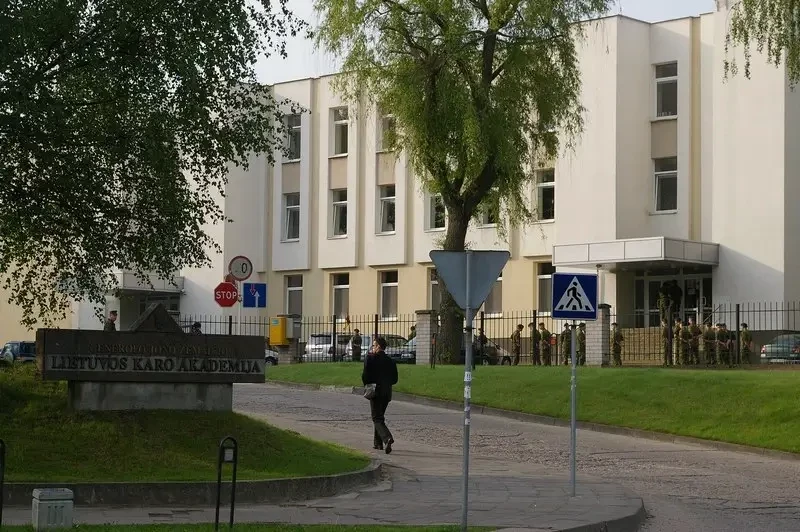 «Русским, белорусам и китайцам вход воспрещён»: Литва запретила обучение в военной академии гражданам с двойным гражданством