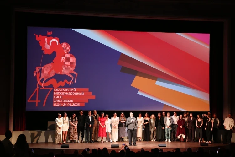 Юлия Пересильд пришла на Московский международный кинофестиваль вместе с дочками