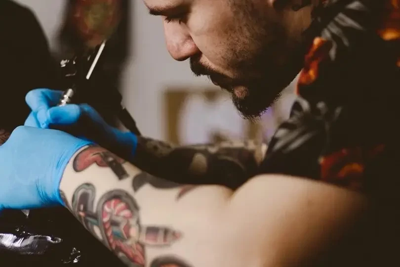 «Подходят ограниченно пригодные»: одна из бригад ВСУ объявила вакансию тату-мастера