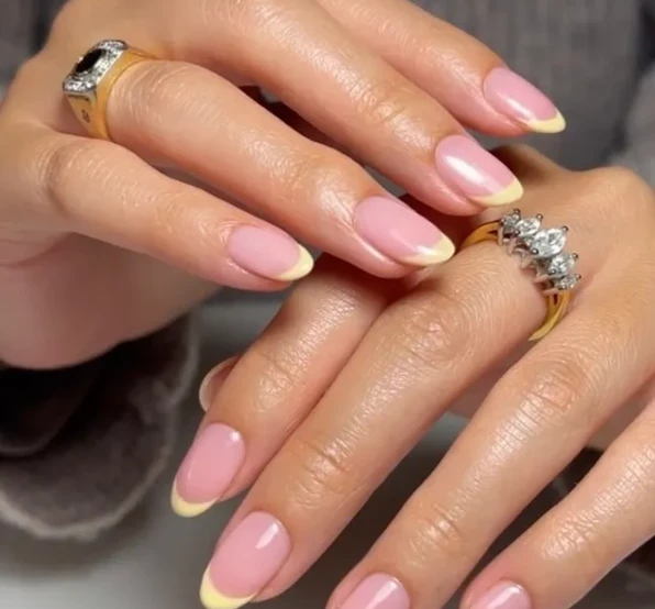 Трендовые идеи желтого французского маникюра на лето 2025 года