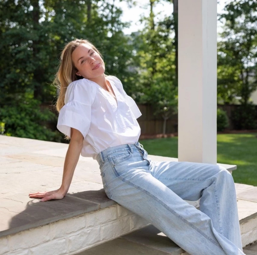 Белая блузка, которая спасёт любой образ: топ лучших моделей