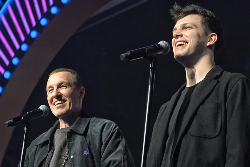 Светская премьера сериала «ВИА Васильки»: Игорь и Гриша Верники позировали на дорожке вместе, а Сергей Жуков не приехал по состоянию здоровья