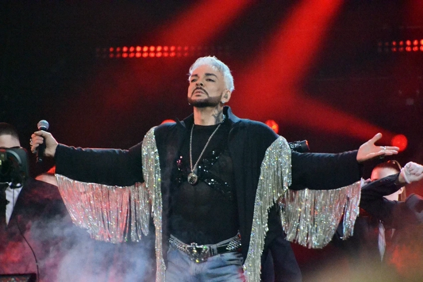 Бурунов опешил от вокала Бузовой и засмущался от комплиментов Лорак, а Киркоров явил миру свои горящие крылья: как прошла премия «Жара»