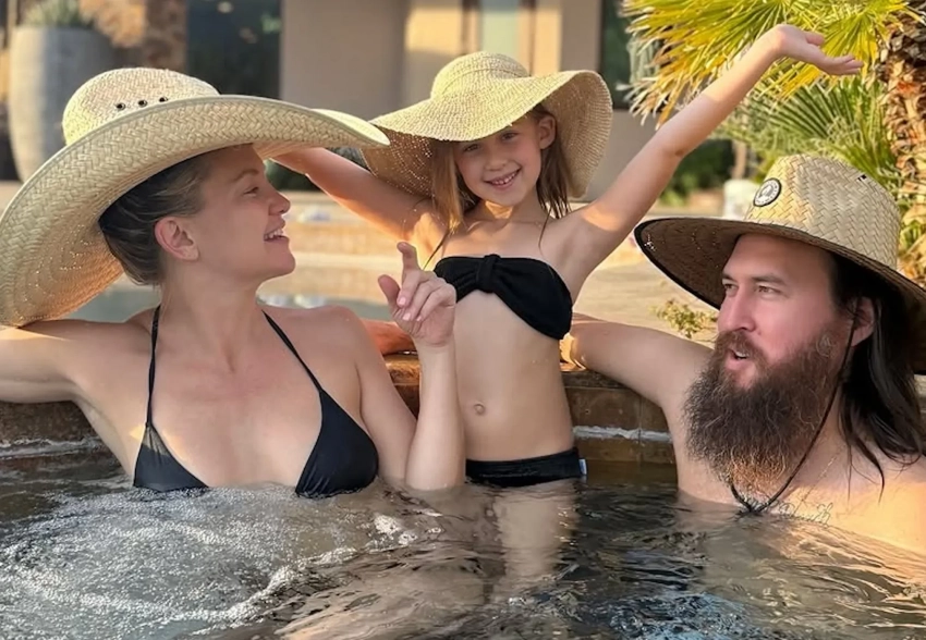 Кейт Хадсон опубликовала фото с отдыха с возлюбленным и детьми