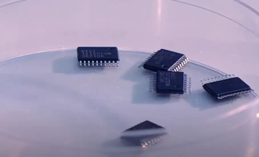 Трамп делает Китаю крупное послабление: из-под новых пошлин выводят полупроводники, смартфоны и компьютеры