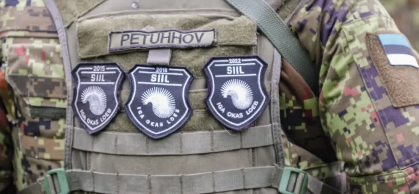 В Эстонии на учениях заблудился солдат-срочник, а разыскивающий его БТР вылетел в кювет