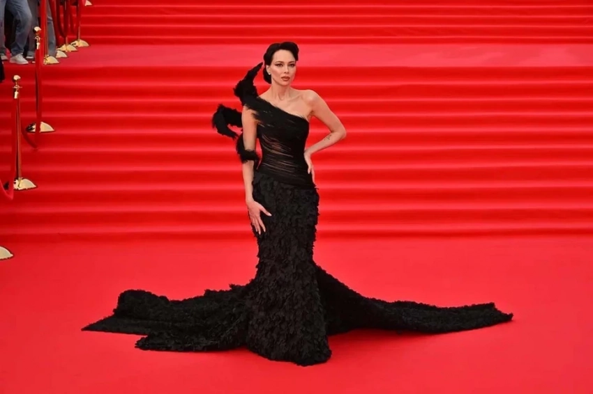 Самбурская в образе Малефисенты и элегантный Машков: в чем блистали звезды на открытии Московского международного кинофестиваля